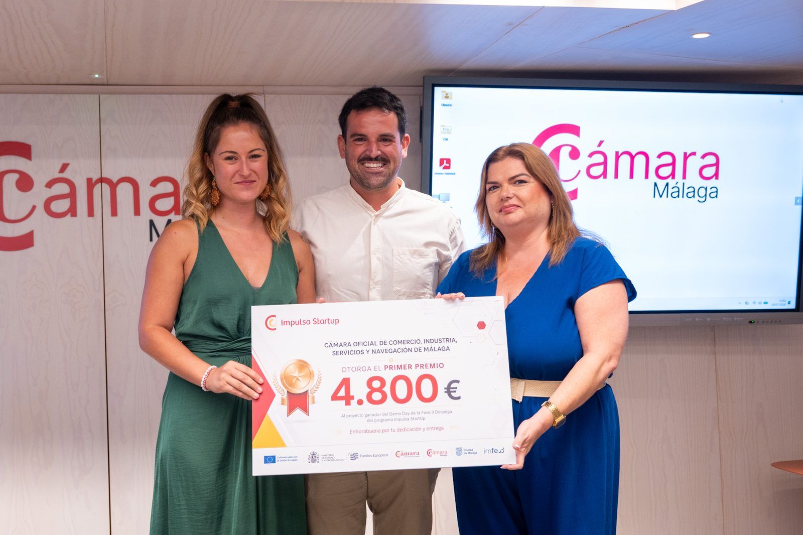 Tania Sarasa y Jorge Zubieta reciben el primer premio del Demo Day de Impulsa Startup de manos de la Cámara de Comercio de Málaga.